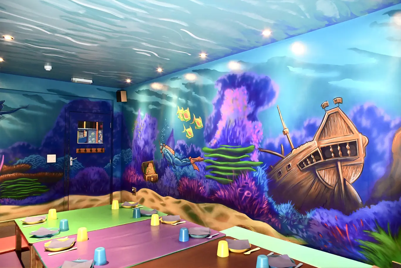 Party Deep Blue sea Room Full view